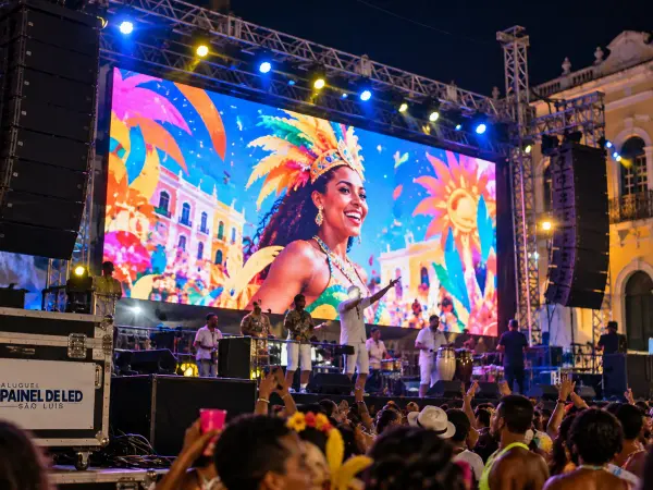 Aluguel Painel de LED São Luís — Cena ilustrativa: Painel de LED outdoor em palco de Carnaval de rua no circuito do Centro de São Luís - MA