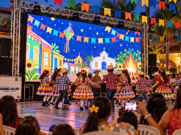 Aluguel Painel de LED São Luís — Cena ilustrativa: Painel de LED em festa junina de escola com quadrilha no pátio em São Luís - MA