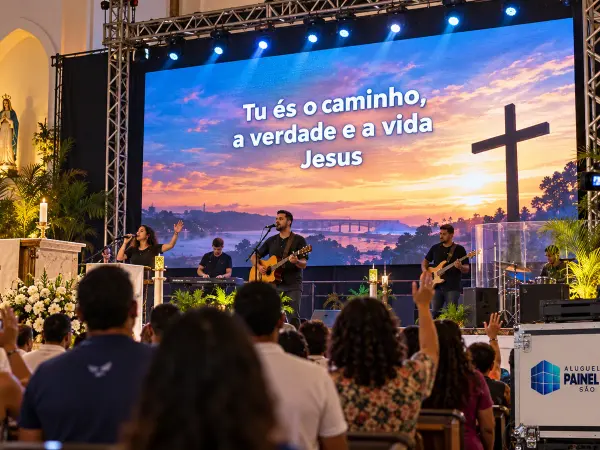 Aluguel Painel de LED São Luís — Cena ilustrativa: Painel de LED com letras de louvor no altar de igreja em São Luís - MA